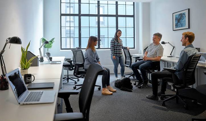 There are four major benefits to sharing an office space